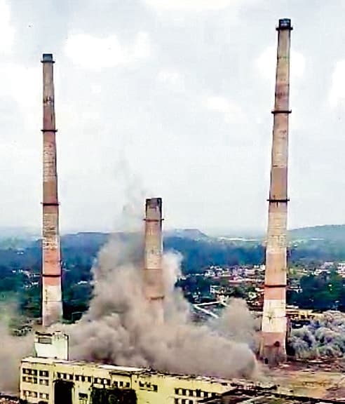 Bokaro News : ढहायी गयी 31 साल पुराने पावर प्लांट की चिमनी