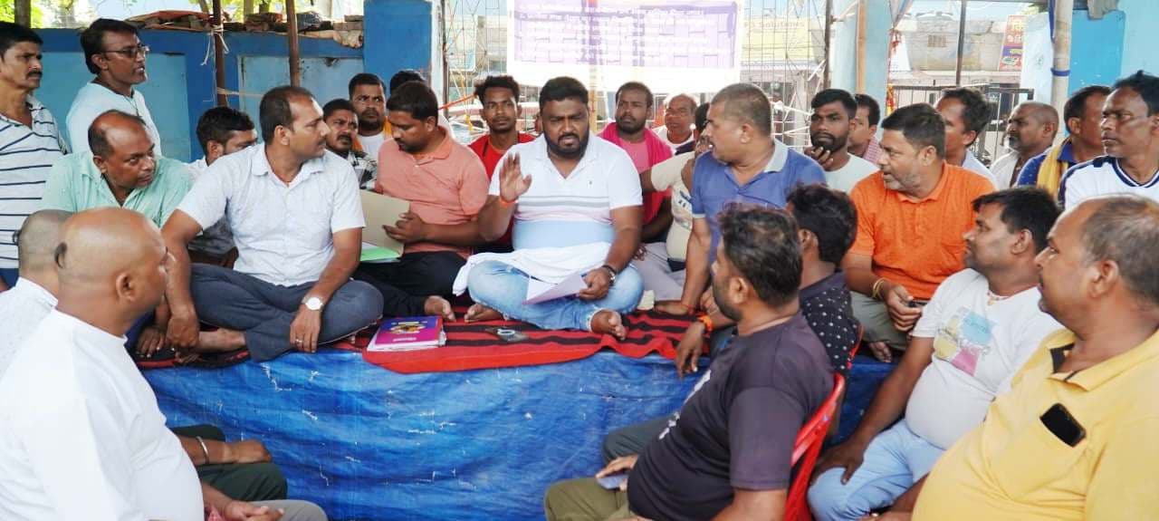 हड़ताली 102 एंबुलेंस चालकों के समर्थन में उतरे राजद नेता