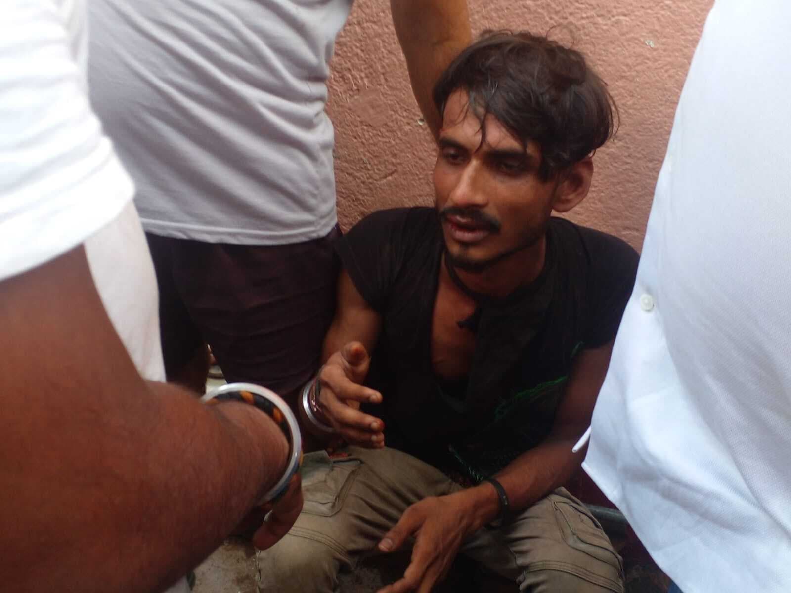 सोने का लॉकेट बेचने पहुंचे उच्चके की लोगों ने जमकर की धुनाई