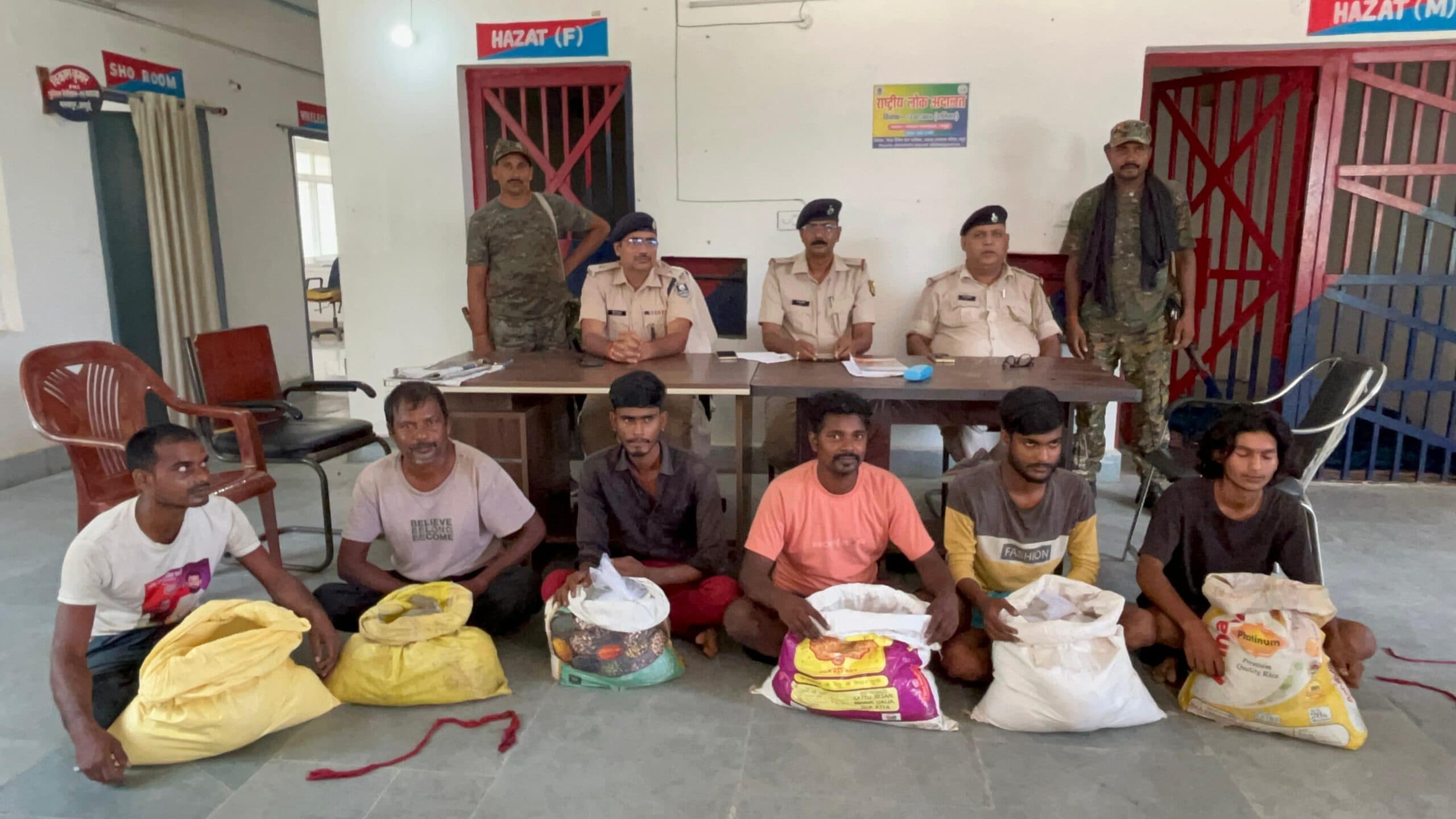 130 लीटर देसी शराब के साथ छह तस्कर गिरफ्तार