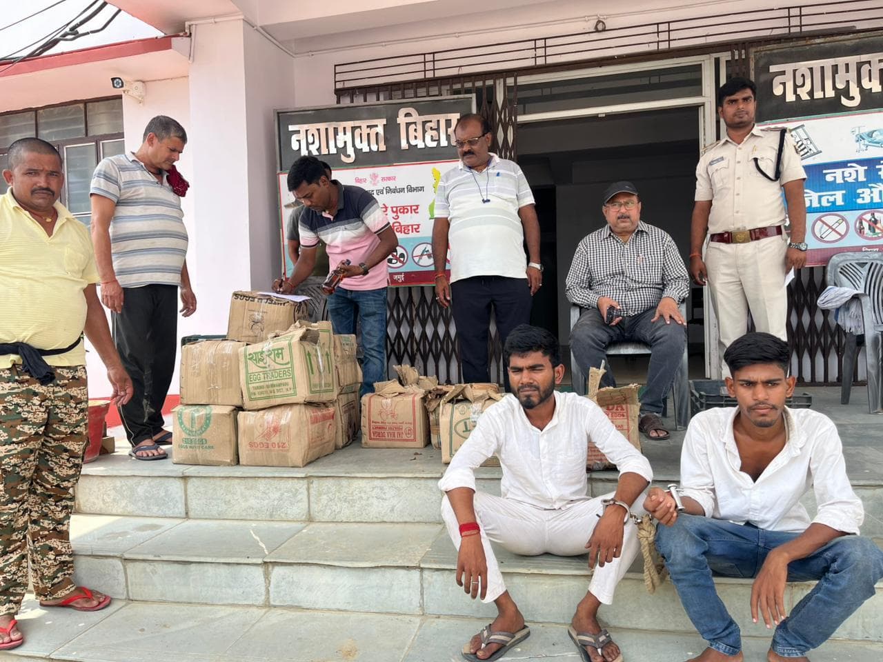 लग्जरी कार से 446 बोतल शराब बरामद, दो गिरफ्तार