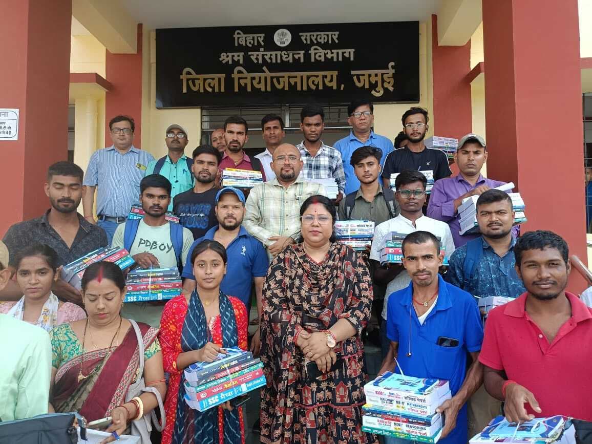 स्वरोजगार के लिए किट का वितरण