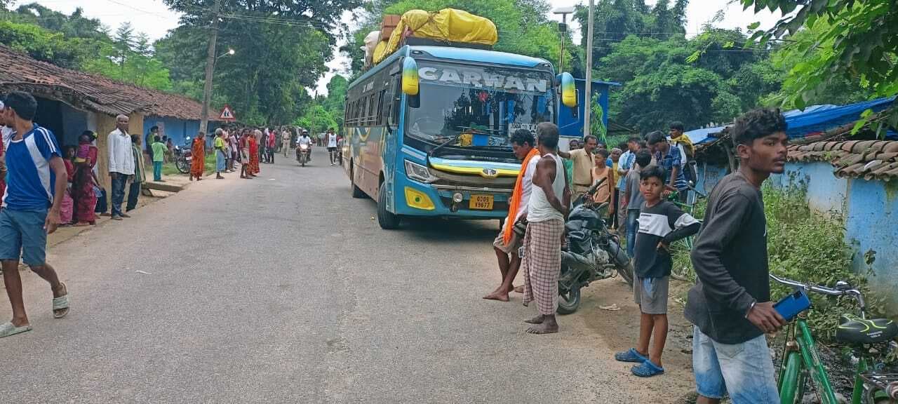 Chaibasa News : यात्री से एजेंट ने की छेड़खानी  ग्रामीणों ने तीन घंटे रोकी बस