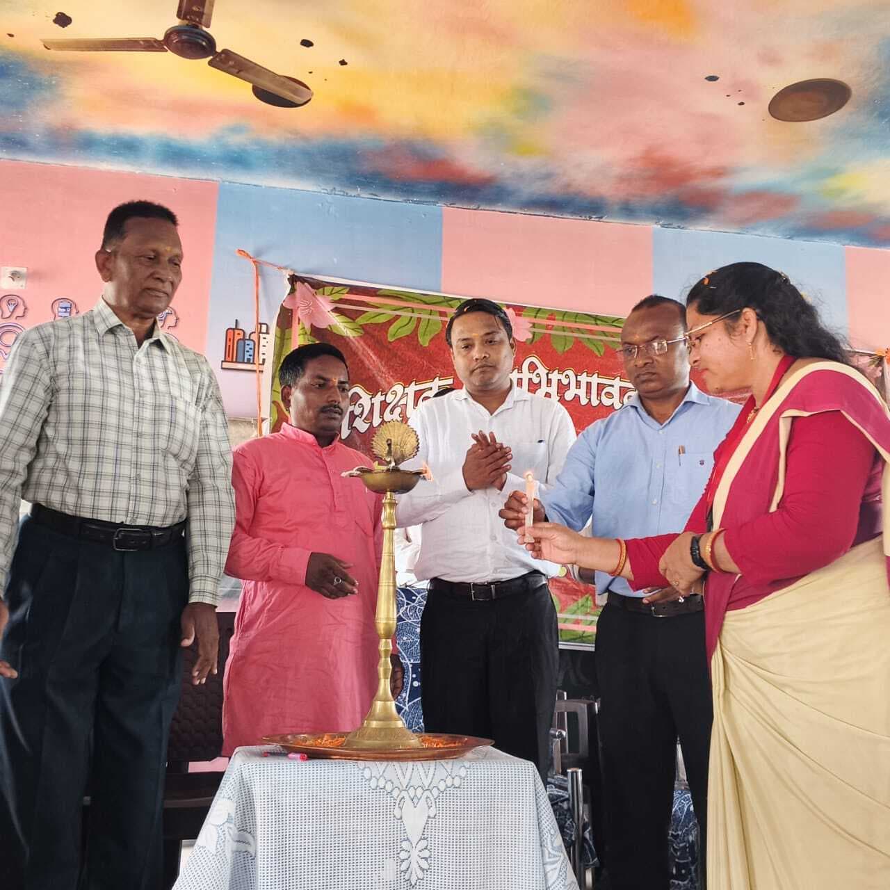 Chaibasa News : बच्चों से रोज स्कूल में हुई पढ़ाई के बारे में पूछें, कमजोरियों पर ध्यान दें : एसडीओ