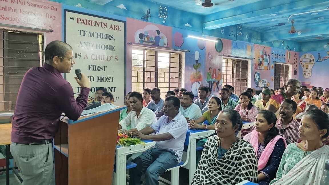 Chaibasa News : प्रत्येक बच्चे को स्कूल से जोड़ें, शत प्रतिशत उपस्थिति जरूरी : डीएसइ