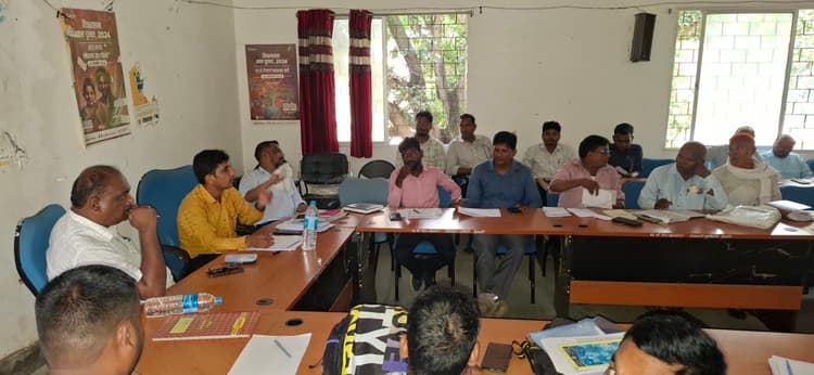 Giridih news: देवरी में बीडीओ ने आवास योजनाओं को ले की समीक्षा बैठक