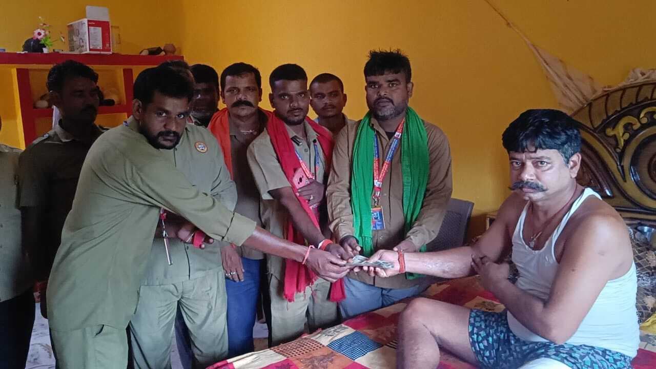 Giridih news: ड्राइवर ट्रेड यूनियन संघ ने घायल ट्रक चालक को दी मदद