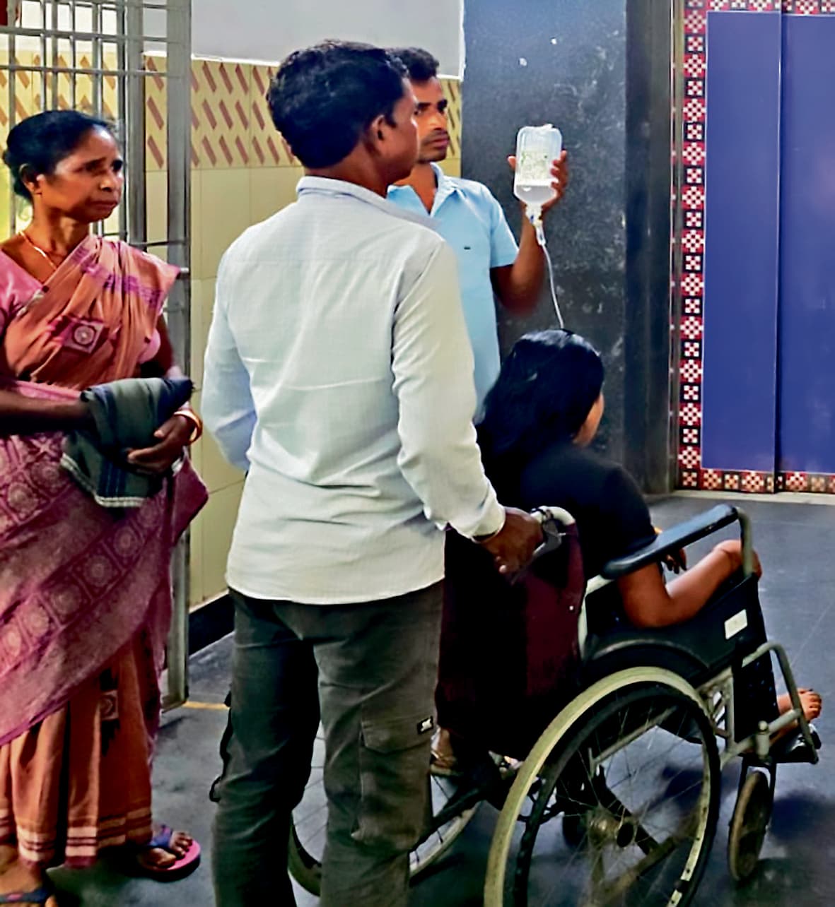 Jharsuguda News: झारसुगुड़ा जिला अस्पताल के सहायता केंद्र से मरीजों व परिजनों को नहीं मिल रही मदद, रोष