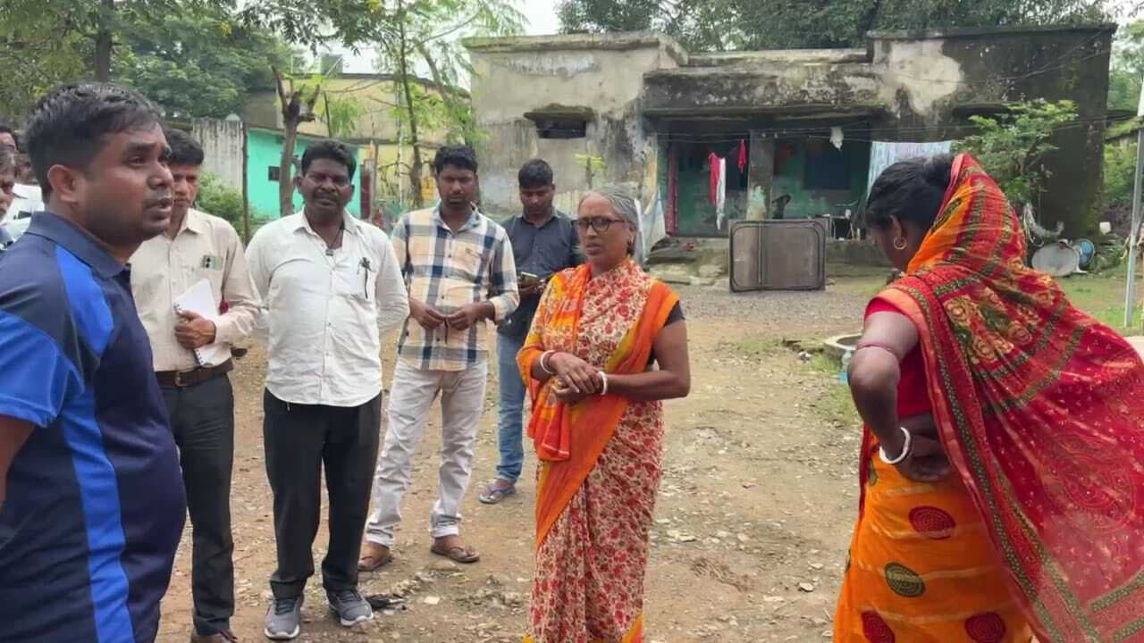 Seraikela Kharsawan News : स्वास्थ्य केंद्र में डॉक्टर नदारद चपरासी कर रहा था इलाज