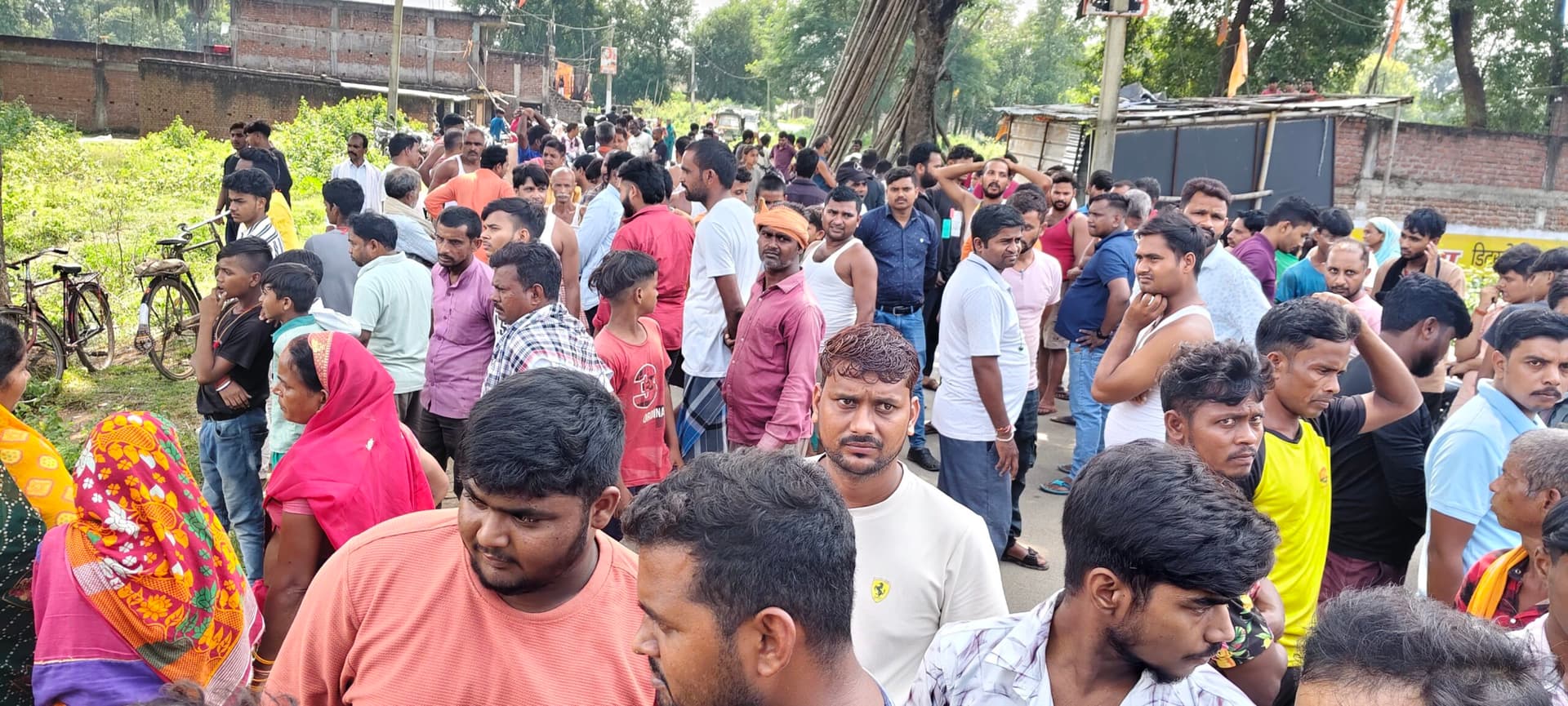Giridih news: गावां में झोलाछाप डॉक्टर की लापरवाही से युवक की मौत, सड़क जाम कर परिजनों का हंगामा