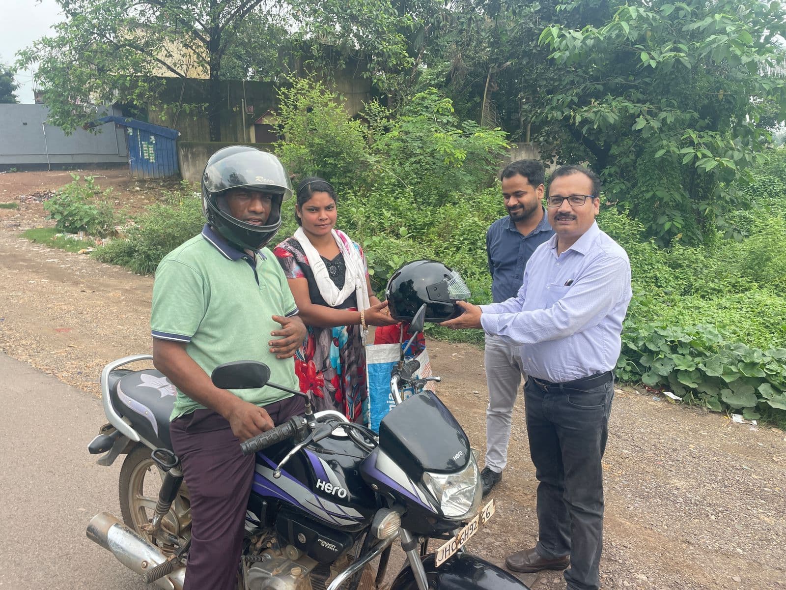 Seraikela Kharsawan News : डीटीओ ने चलाया जागरुकता अभियान, हेलमेट बांटे