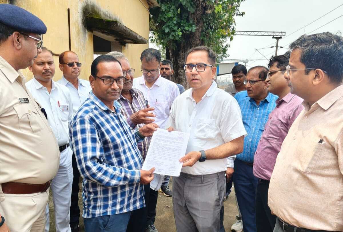 Seraikela Kharsawan News : रेलवे को काफी राजस्व, फिर भी सुविधाओं से वंचित है स्टेशन