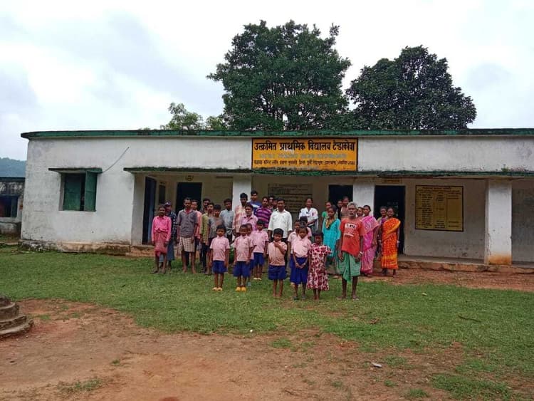 East Singhbhum News : गांव में नहीं पहुंची बिजली, ढिबरी के सहारे जी रहे 10 परिवार