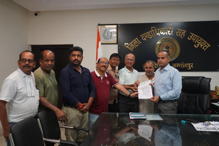 Jamshedpur News : दबंग प्रताड़ित कर रहे हैं, पुलिस एफआइआर के बाद भी नहीं कर रही कार्रवाई