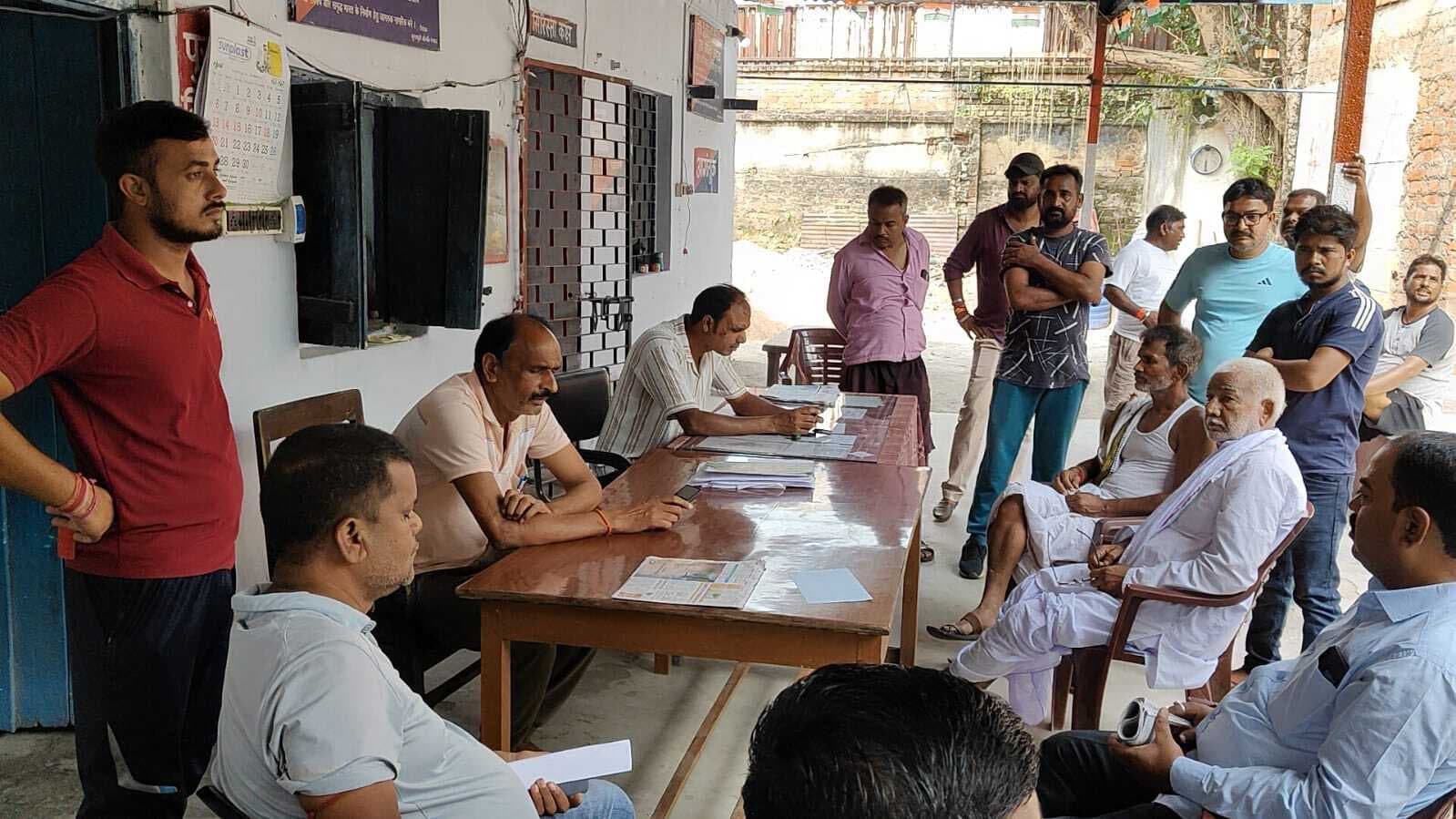 Dhanbad News: ओपी में पीड़ित का शिकायत नहीं लेने पर यादव समाज ने किया प्रदर्शन