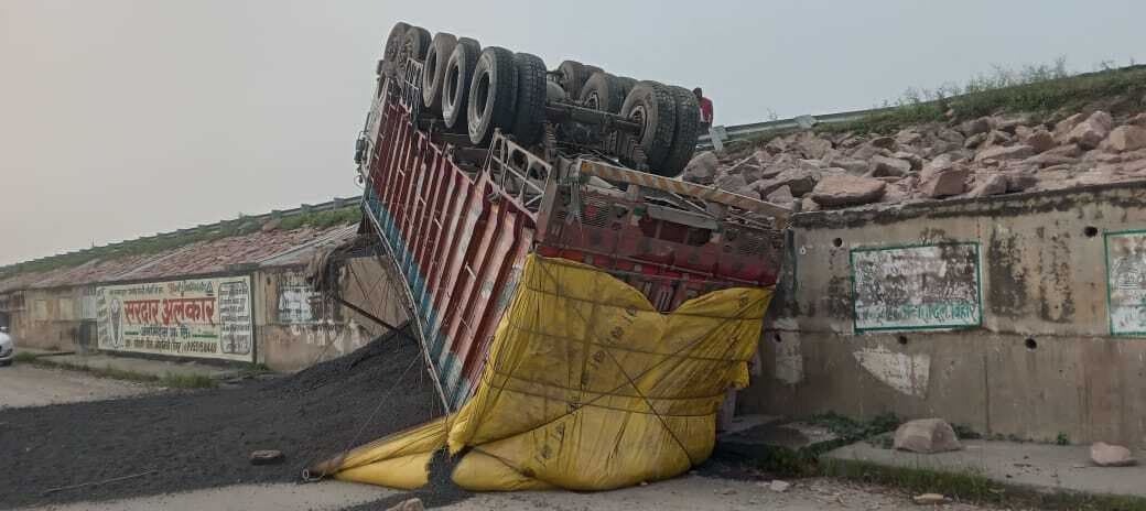 जीटी रोड पर कर्मनाशा छज्जूपुर ओवरब्रिज के पास पलटा ट्रक