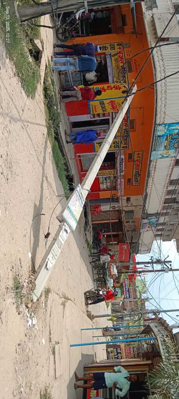 मोहनिया में ट्रक के धक्के से बिजली का पोल धराशायी