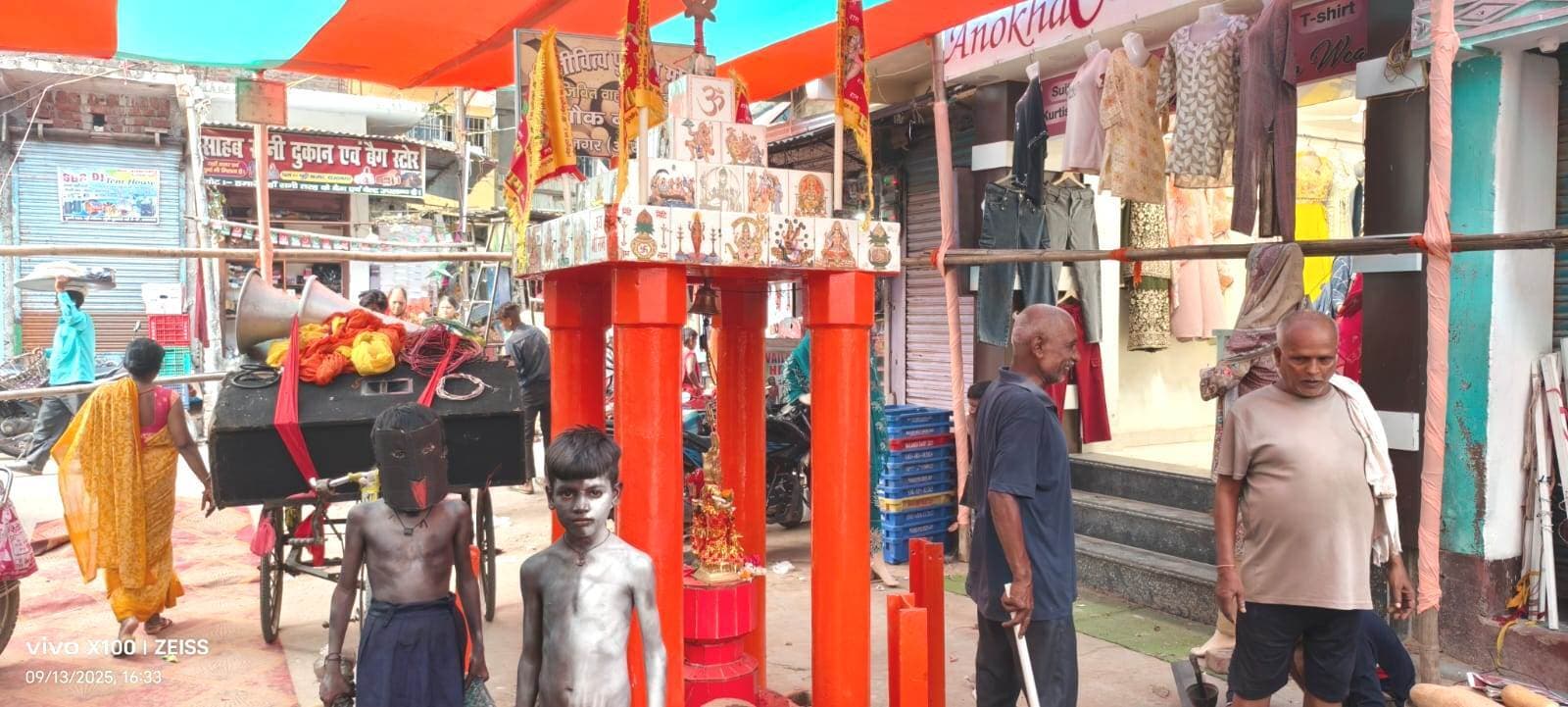 माताएं कर रहीं पुत्र के चिरंजीवी होने की कामना, नकलों की हुई प्रस्तुति