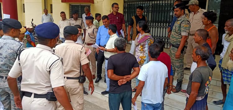 सड़क निर्माण की मांग को ले महादलित समुदाय ने डीएम को सौंपा पत्र