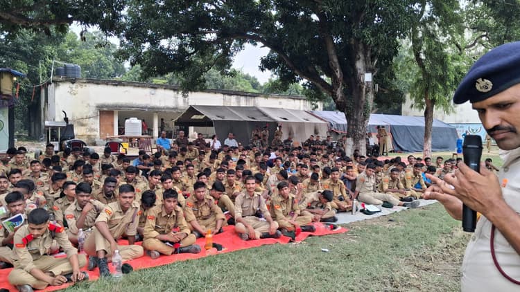 Sitamarhi : एनसीसी कैडेट्स अग्निशामक प्रशिक्षण से हुए अवगत