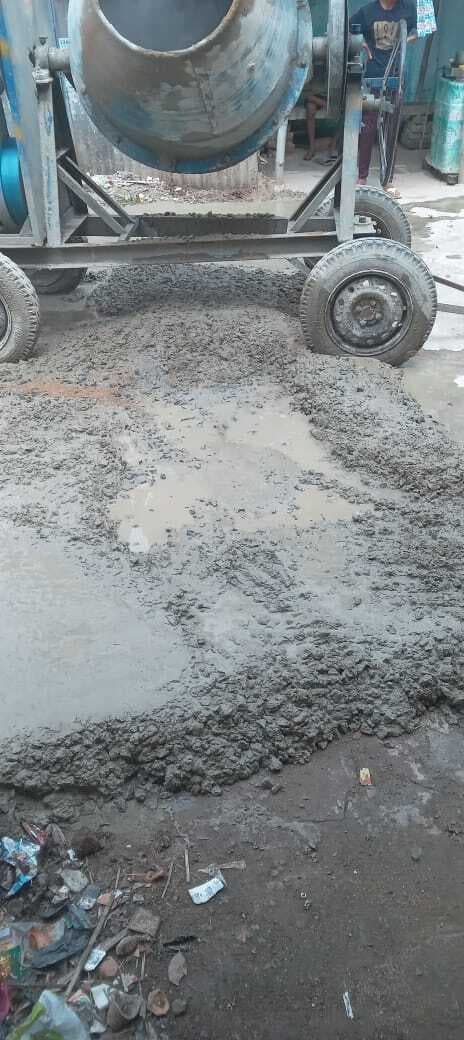 संवेदक ने फिर से करायी सड़क की ढ़लाई