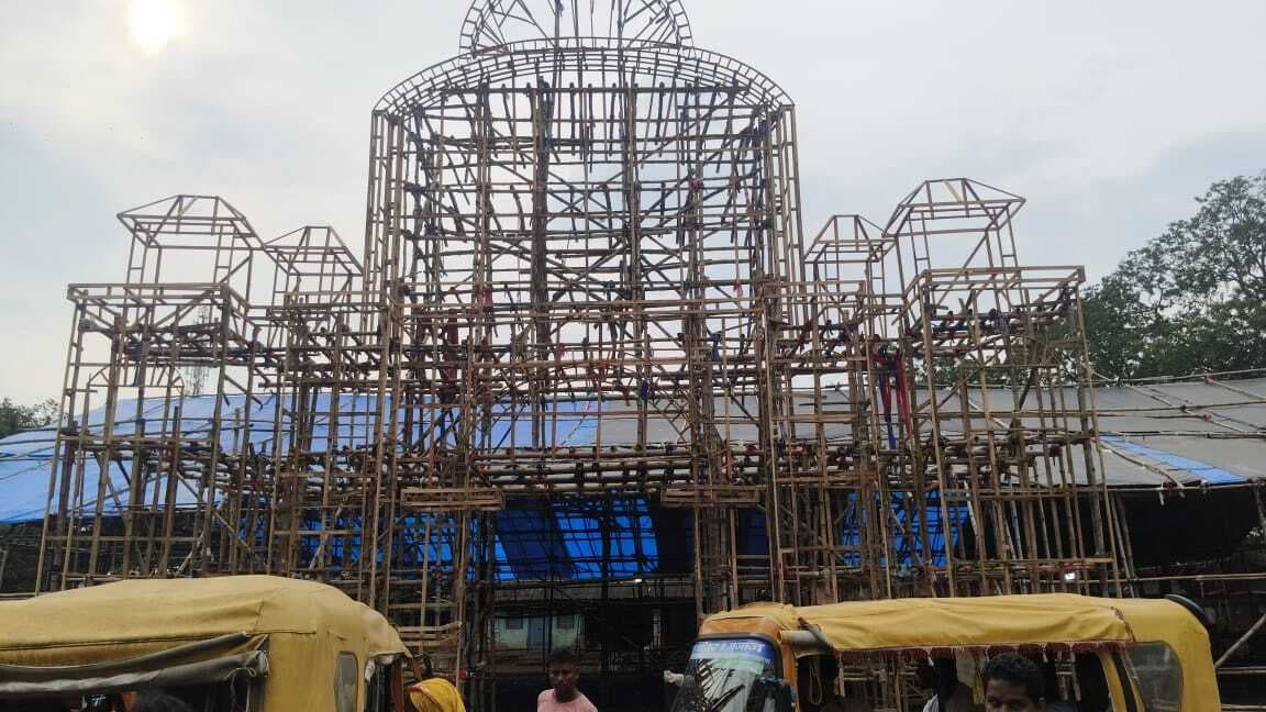 दामिन डाकबंगला परिसर में बन रहा है आकर्षक दुर्गापूजा पंडाल