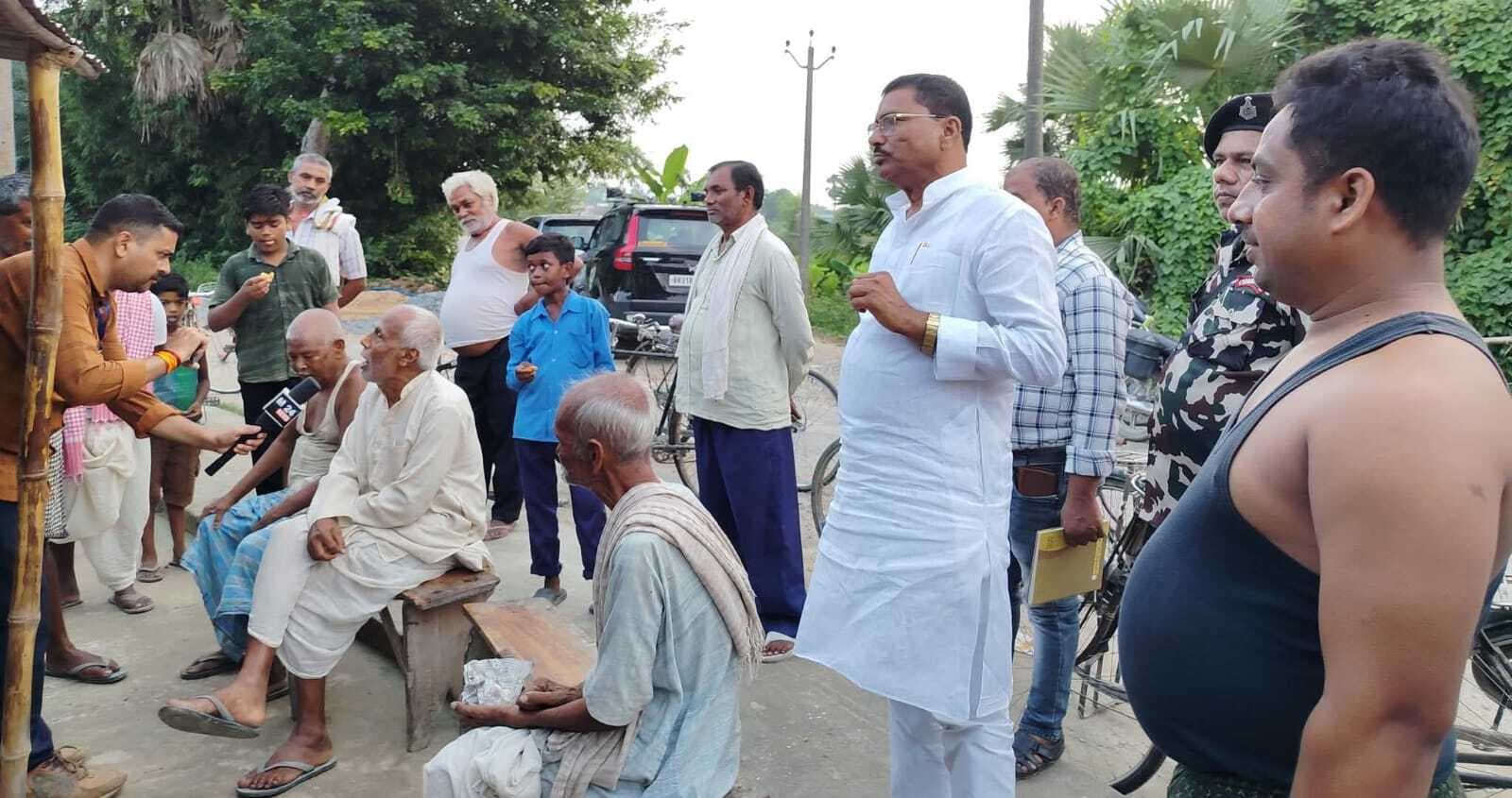 hajipur news. जनसंपर्क कर सरकारी योजनाओं की दी जानकारी