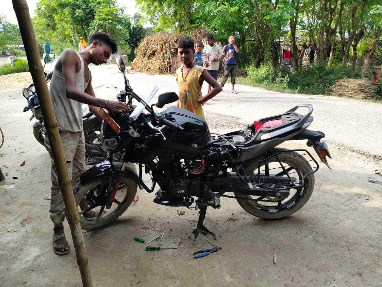 मासूम बचपन का सौदा : चौसा में स्कूल की जगह होटल-गैरेज बना ठिकाना