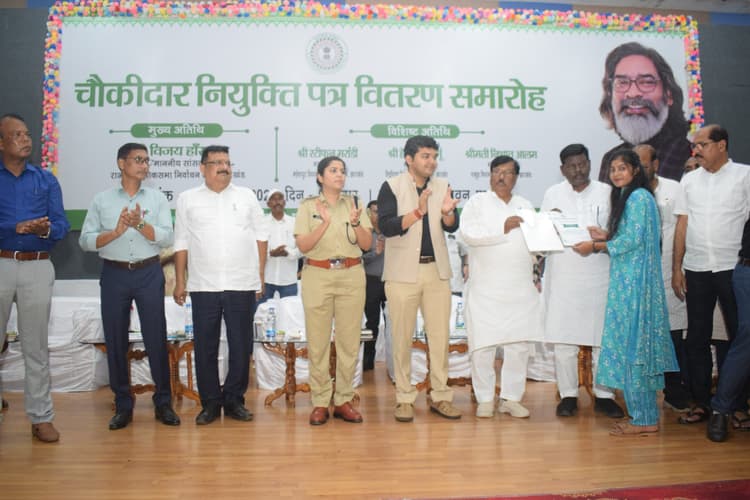 जिले में 247 चौकीदारों को दिया गया नियुक्ति-पत्र, बेहतर ढंग से निभायें अपने दायित्व