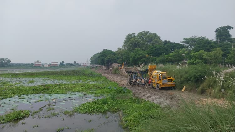 hajipur news. अभिषेक पुष्करणी के सौंदर्यीकरण का कार्य शुरू