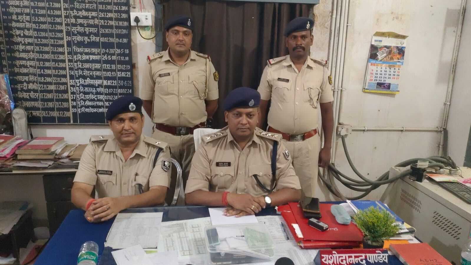 hajipur news. जुए के अड्डे पर छापेमारी में चार गिरफ्तार, 1.10 लाख बरामद