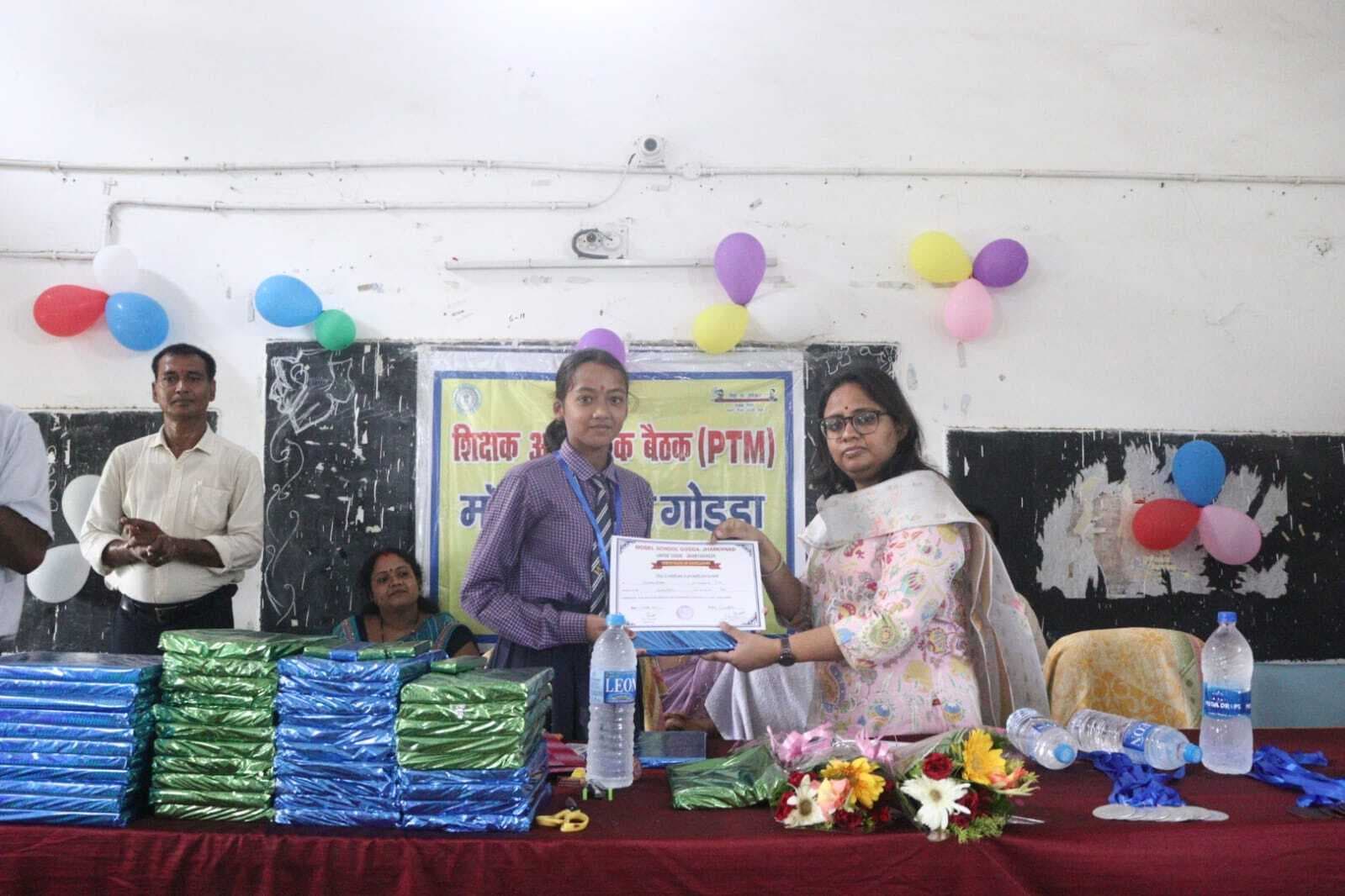 बच्चों के सर्वांगीण विकास के लिए शिक्षक-अभिभावक आगे आयें - डीसी