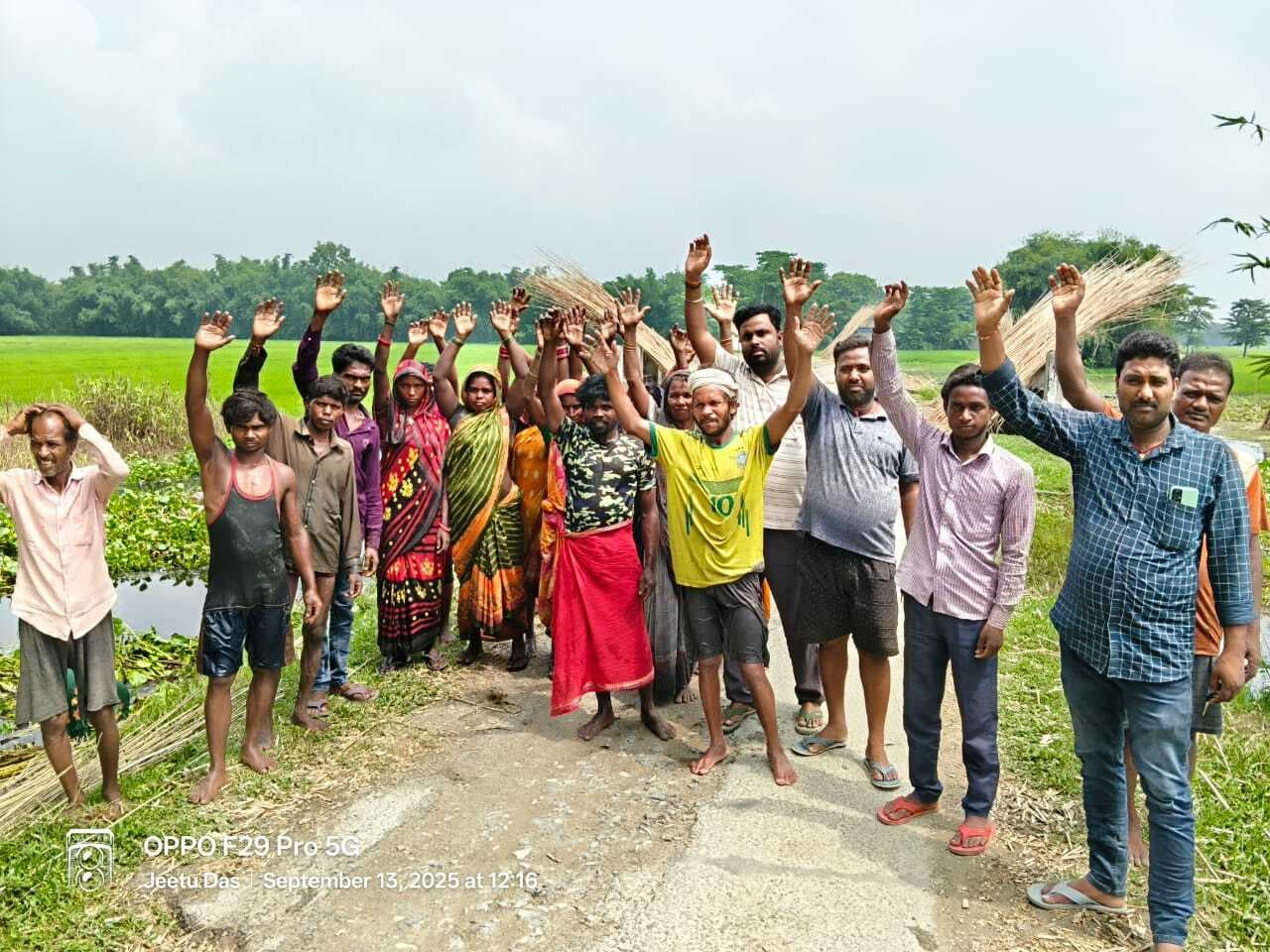 जर्जर सड़क से परेशान ग्रामीणों ने किया प्रदर्शन