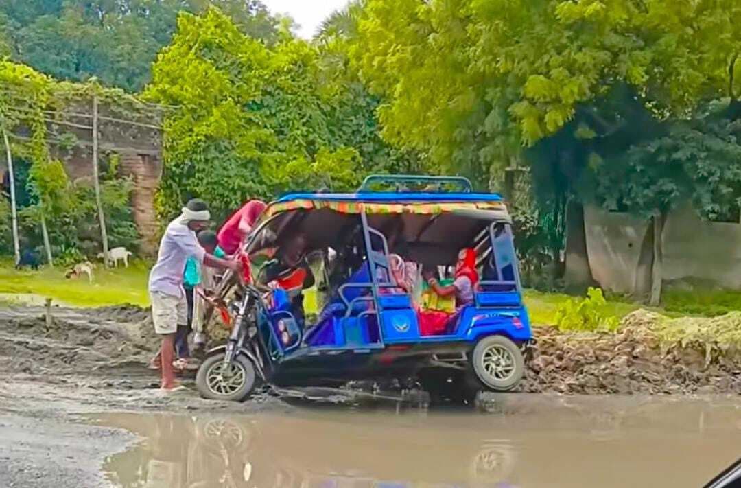 जर्जर सड़क पर टोटो पलटने से सवारी घायल