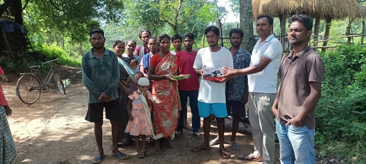 जंगली हाथियों से बचाव के उपकरण का वितरण