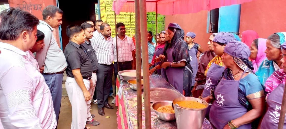 पीएम पोषण योजना अंतर्गत रसोइया के बीच पाक कला प्रतियोगिता का किया गया आयोजन