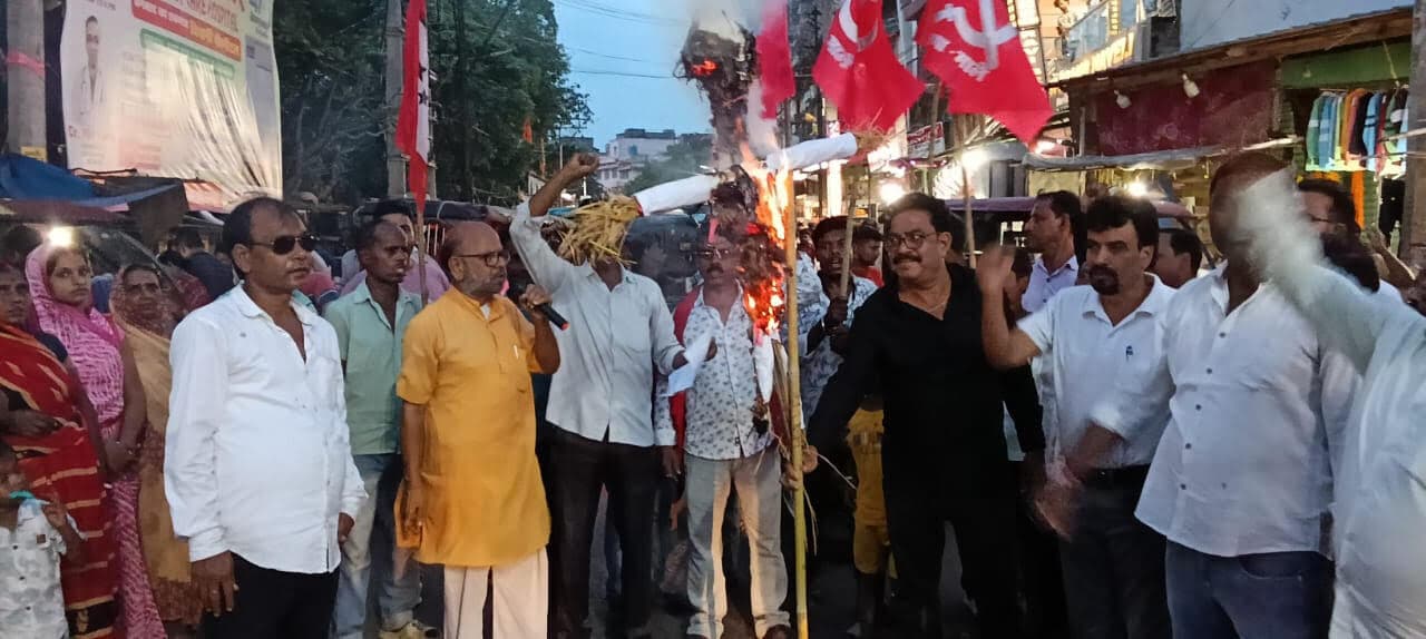 Dhanbad News: कतरास में माले ने डीजीएमएस डायरेक्टर का पुतला फूंका