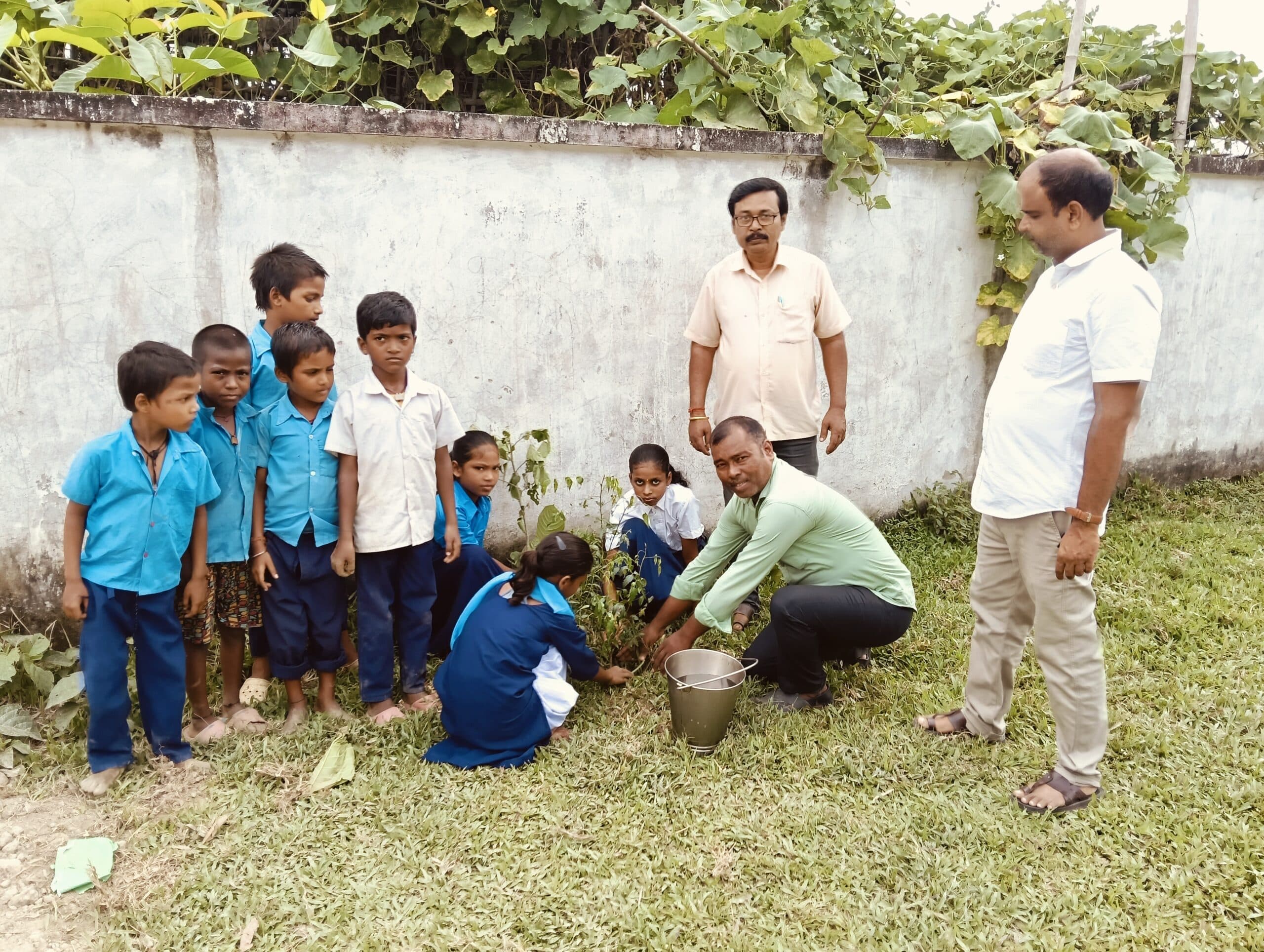 विद्यालय में एक पेड़ मां के नाम पर किया पौधारोपण