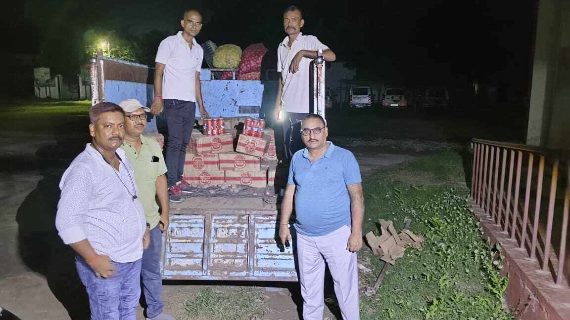 पिकअप वैन से 749 लीटर शराब बरामद, तस्कर गिरफ्तार