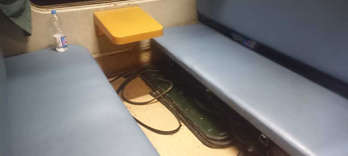 Dhanbad News : एलेप्पी एक्सप्रेस के बी-6 कोच में शॉट सर्किट, खिड़कियां तोड़कर निकाला गया धुआं