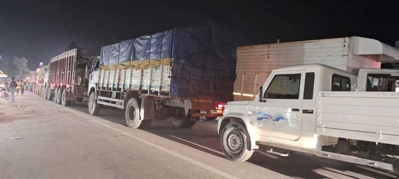 एनएच पर लगी जाम, वाहन की लगी लम्बी कतारें