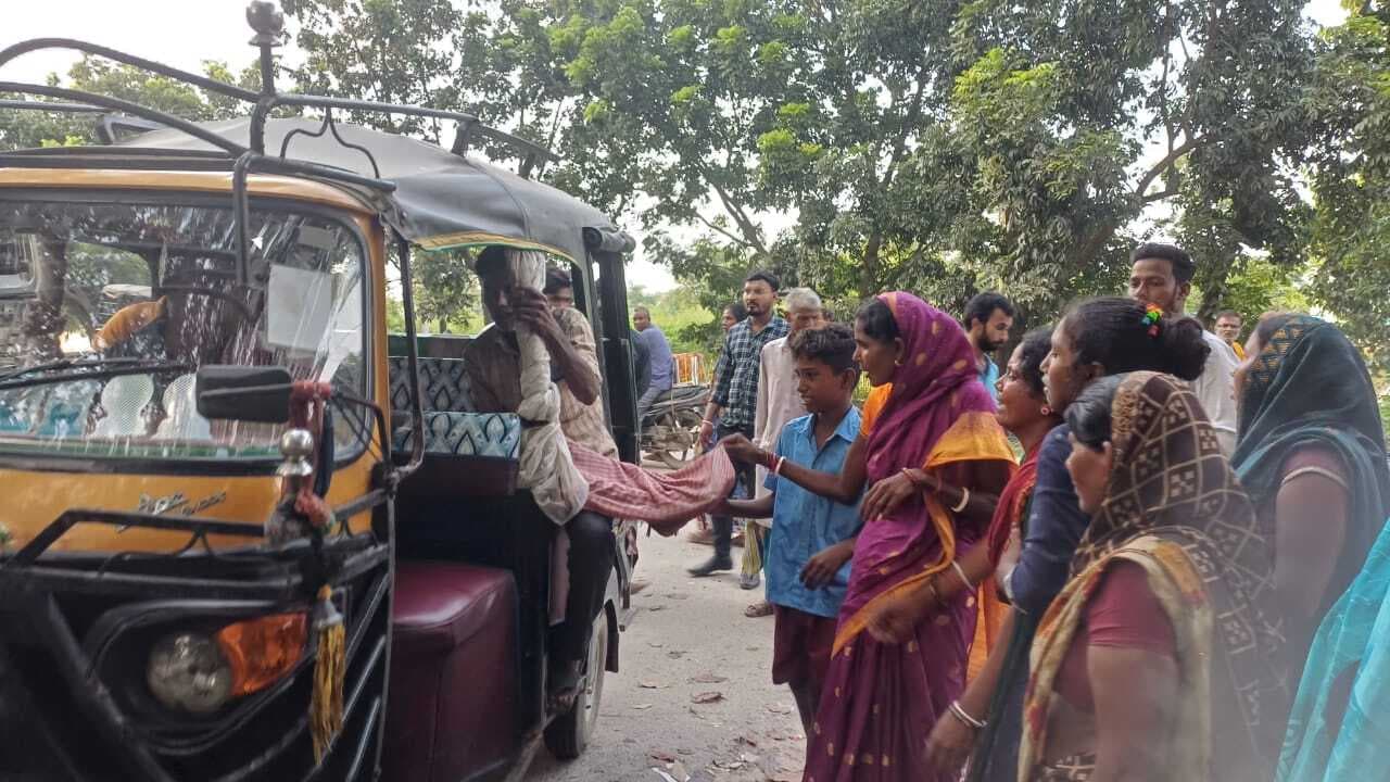 तार दुरूस्त कर रहे चार मजदूरों को लगा करंट, एक की मौत