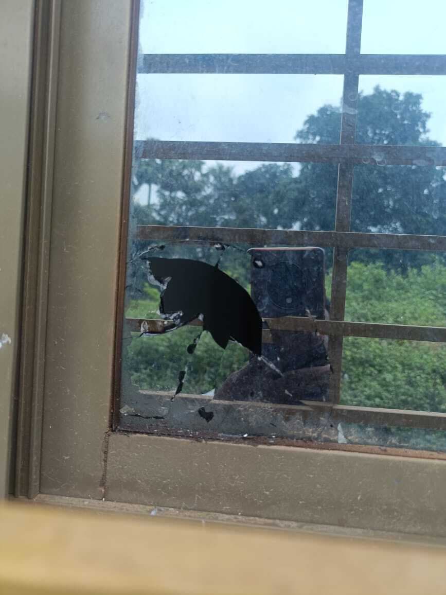 Deoghar News : आधी रात में घर पर ताबड़तोड़ फायरिंग, बदमाशों ने पूछा- मनीष कहां है