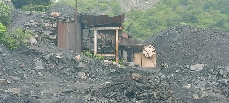 Deoghar news : चितरा कोलियरी से जामताड़ा रेलवे साइडिंग के लिए कोयले की ढुलाई तीन दिनों से ठप