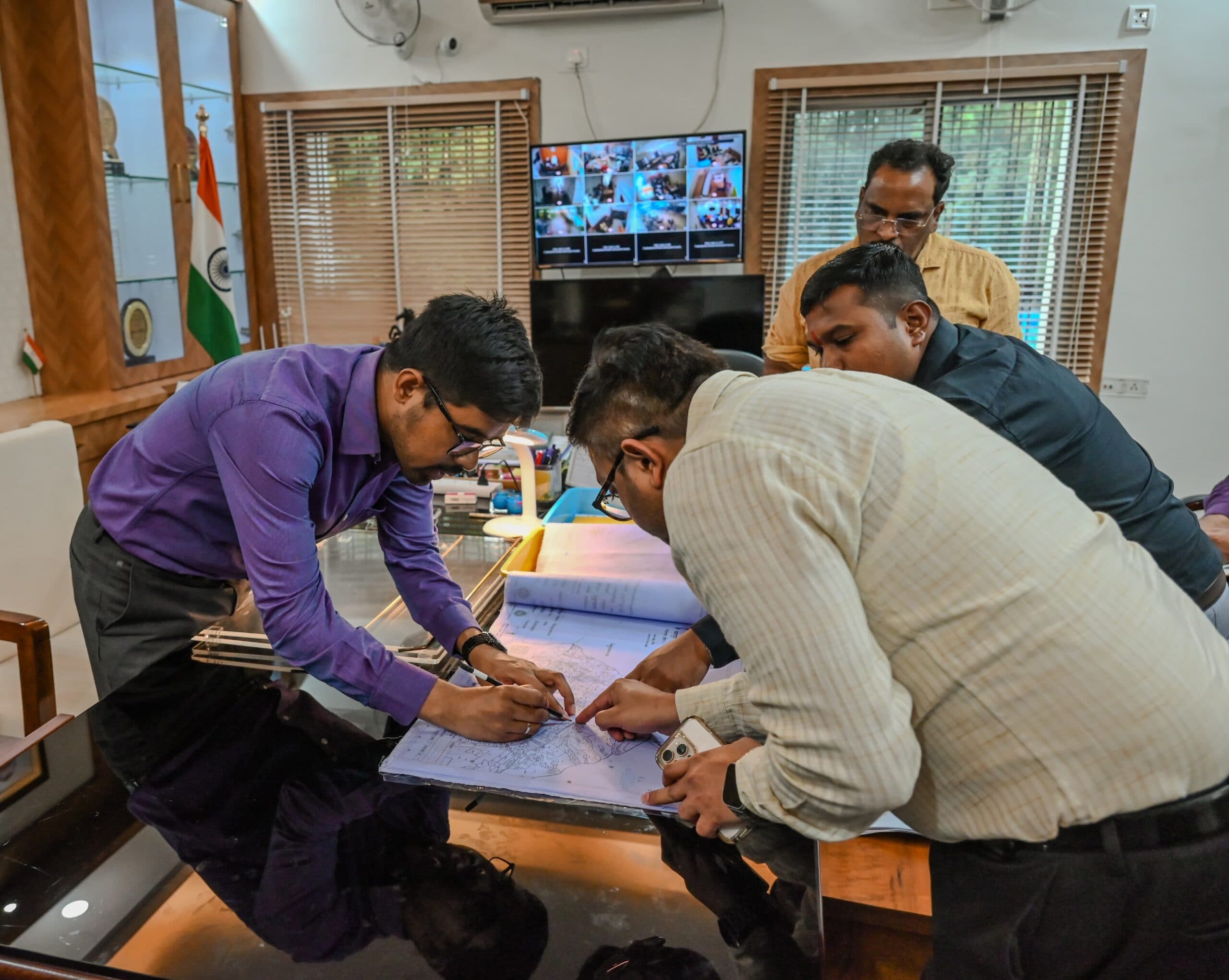 Deoghar News : परियोजनाओं को समय पर पूरा करने में भू-अर्जन की बाधाओं को तुरंत दूर करें: डीसी