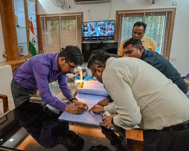 Deoghar News : परियोजनाओं को समय पर पूरा करने में भू-अर्जन की बाधाओं को तुरंत दूर करें: डीसी