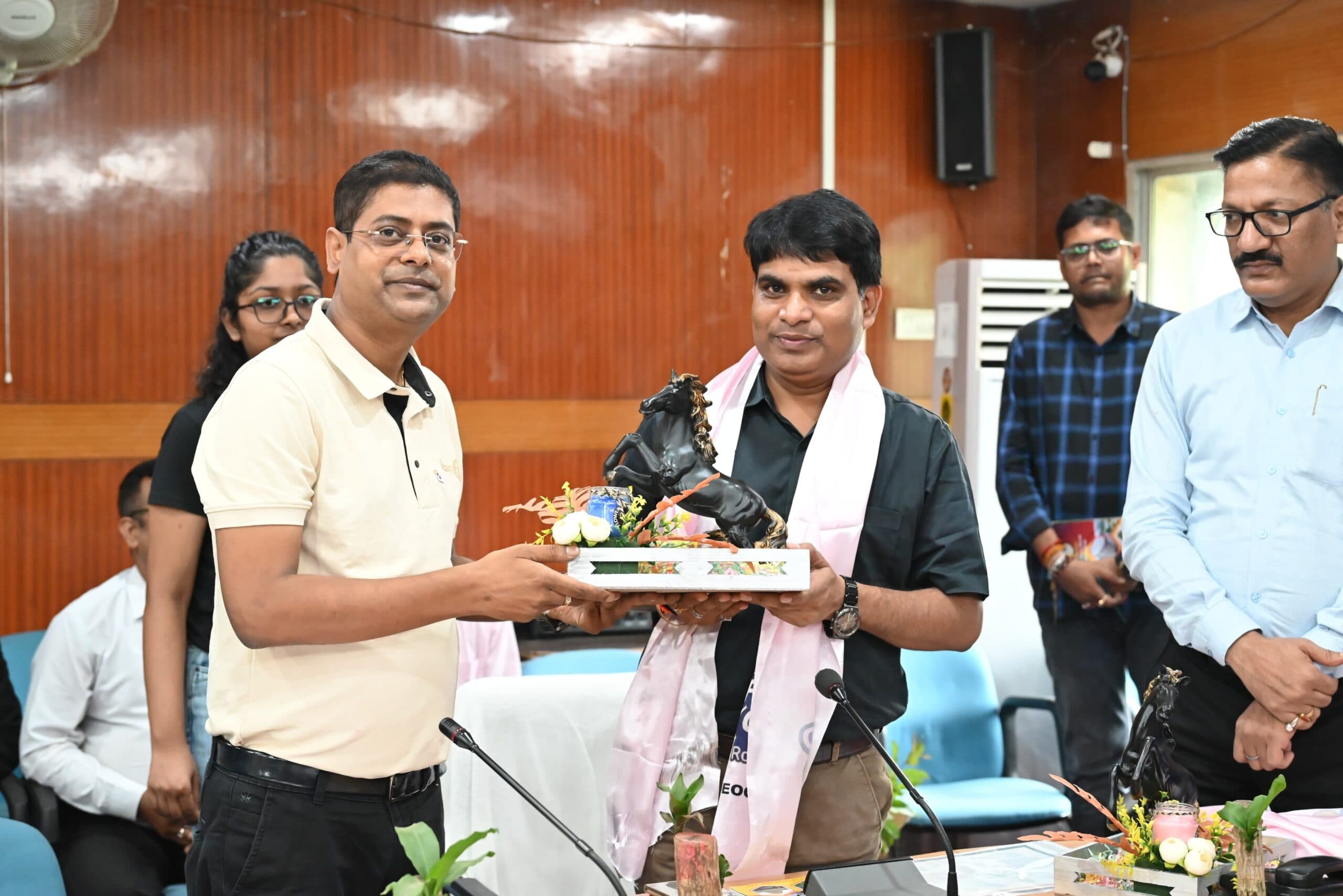 Deoghar News : समाज को सिर्फ प्रभावित नहीं, प्रेरित करना आवश्यक : डीसी