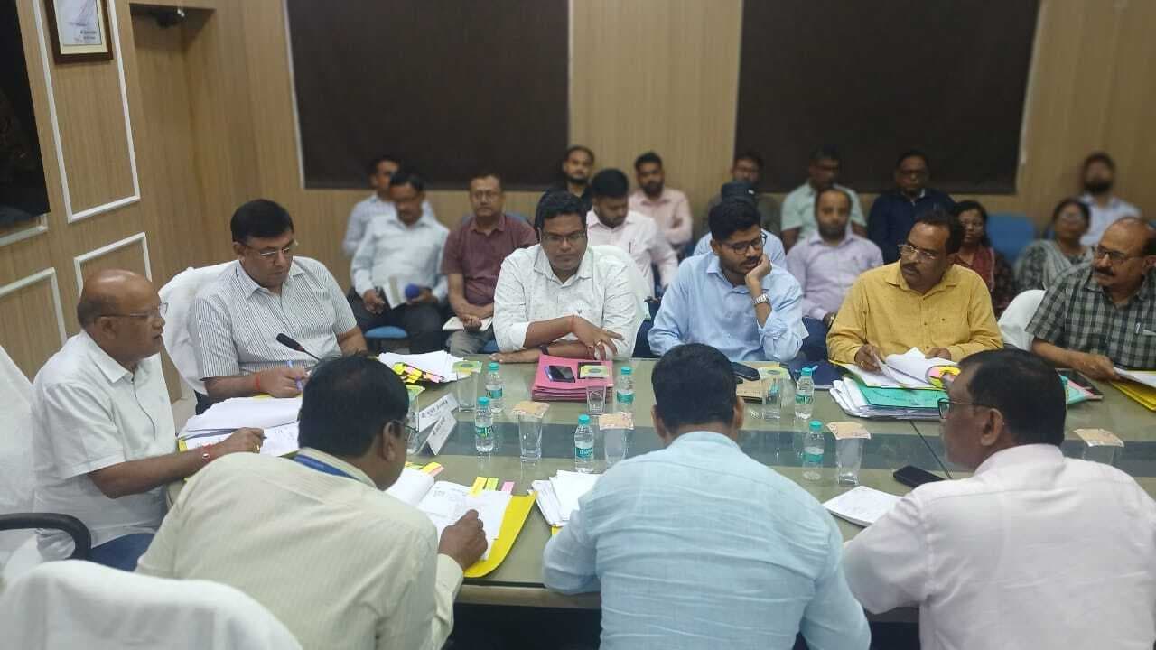 Deoghar News : विकास योजनाओं में तेजी लायें और समय सीमा का रखें ख्याल : समिति