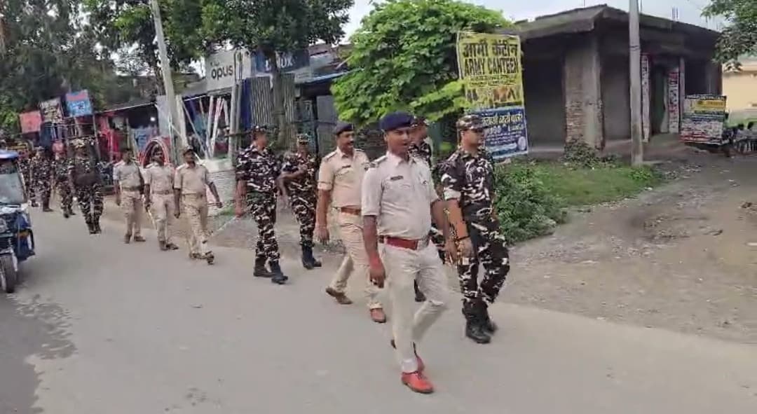 एसएसबी व बथनाहा पुलिस ने किया फ्लैगमार्च