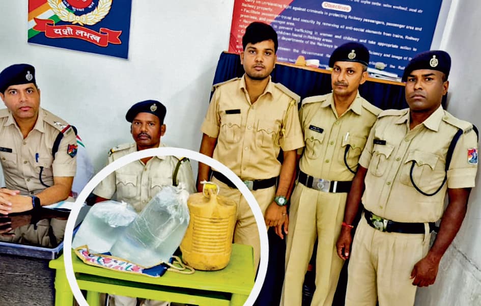 सोनामुखी में ट्रेन से 30 लीटर देसी शराब बरामद